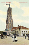 12623 Gezicht op de Varkensmarkt met bebouwing en publiek te Amersfoort uit het zuidoosten; met de voorgevels van de ...